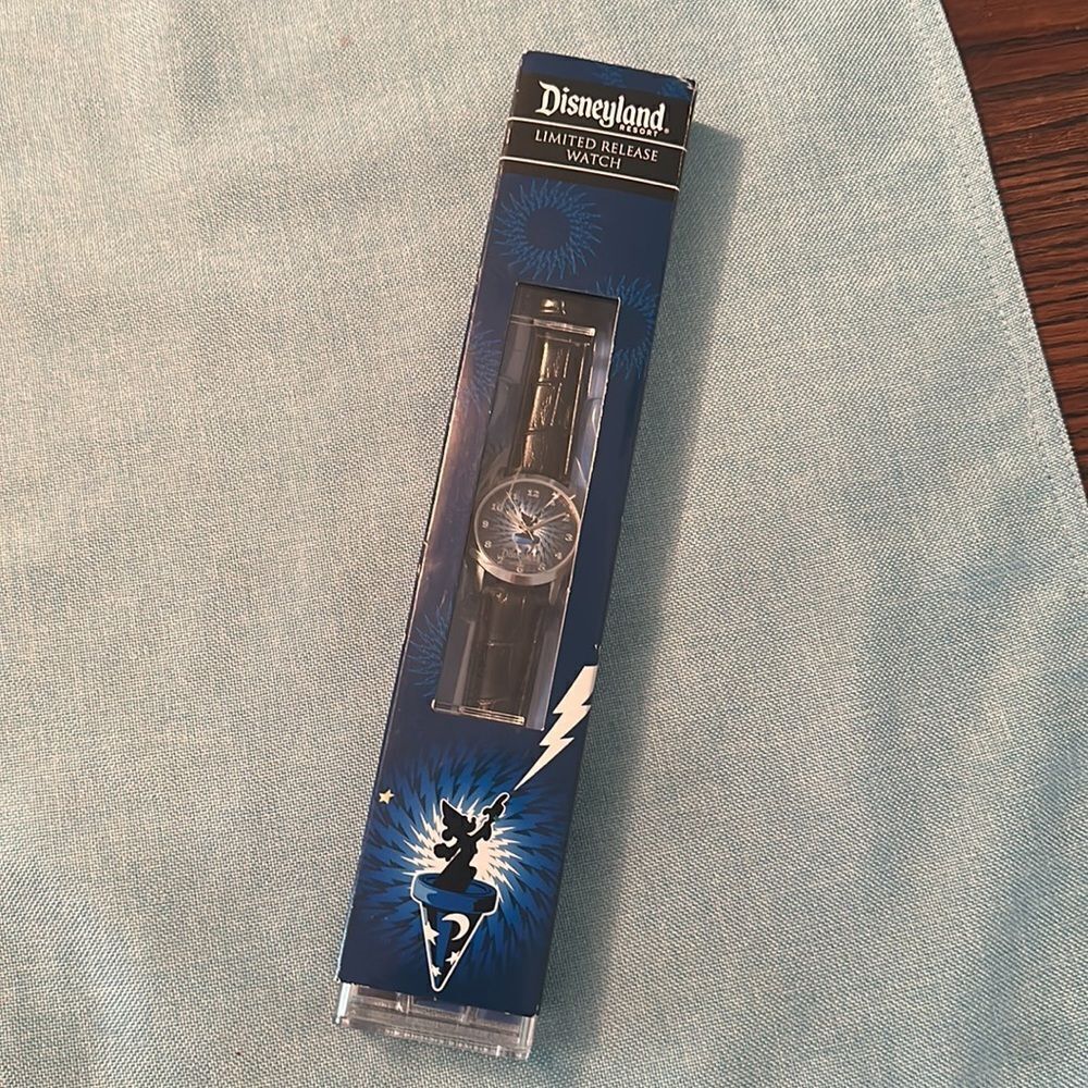 NIB LimitedβRelease Disneyland Resort Collector WatchβUNISEX